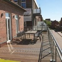 Ein Balkon mit einem Tisch und Stühlen, ideal für entspannte Stunden im Freien.