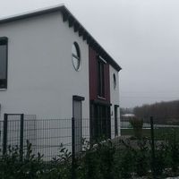 Ein Haus mit einem Zaun, der das Grundstück umgibt, bietet eine einladende und geschützte Atmosphäre.