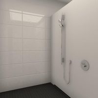 Ein weißes Badezimmer mit einer Dusche und einem gelben Duschkopf.