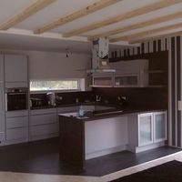 Eine moderne Küche mit einem Spülbecken und einem Kühlschrank, die funktional und einladend wirkt.